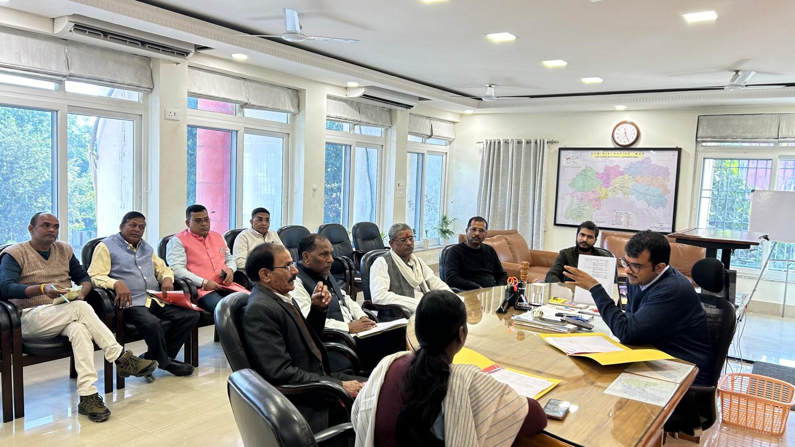 लातेहार: मतदाता सूची पुनरीक्षण और बूथ लेवल एजेंट नियुक्ति पर जिला स्तरीय बैठक