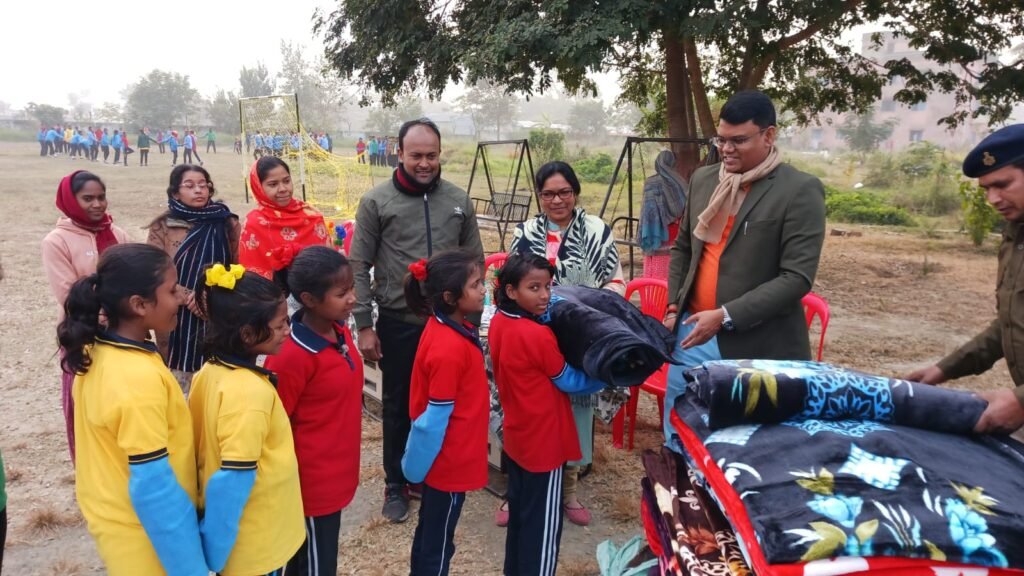 बरहरवा के कस्तूरबा गांधी आवासीय बालिका विद्यालय में छात्राओं के बीच कंबल वितरण
