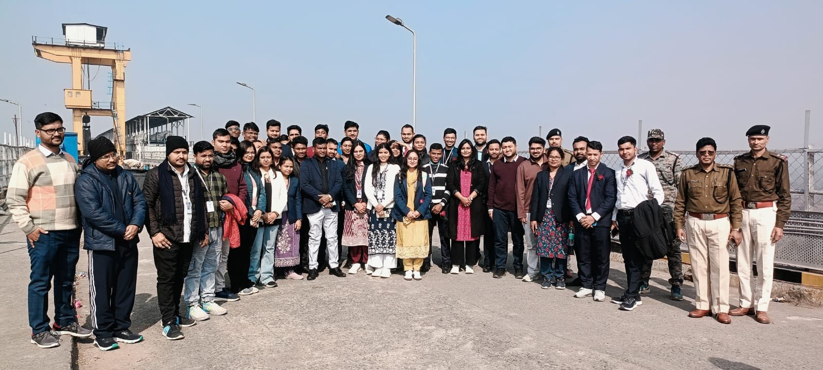 तेनुघाट डैम परिसर में बुजुर्गों के बीच कंबल वितरण,प्रशासनिक अधिकारियों ने निभाई सामाजिक जिम्मेदारी