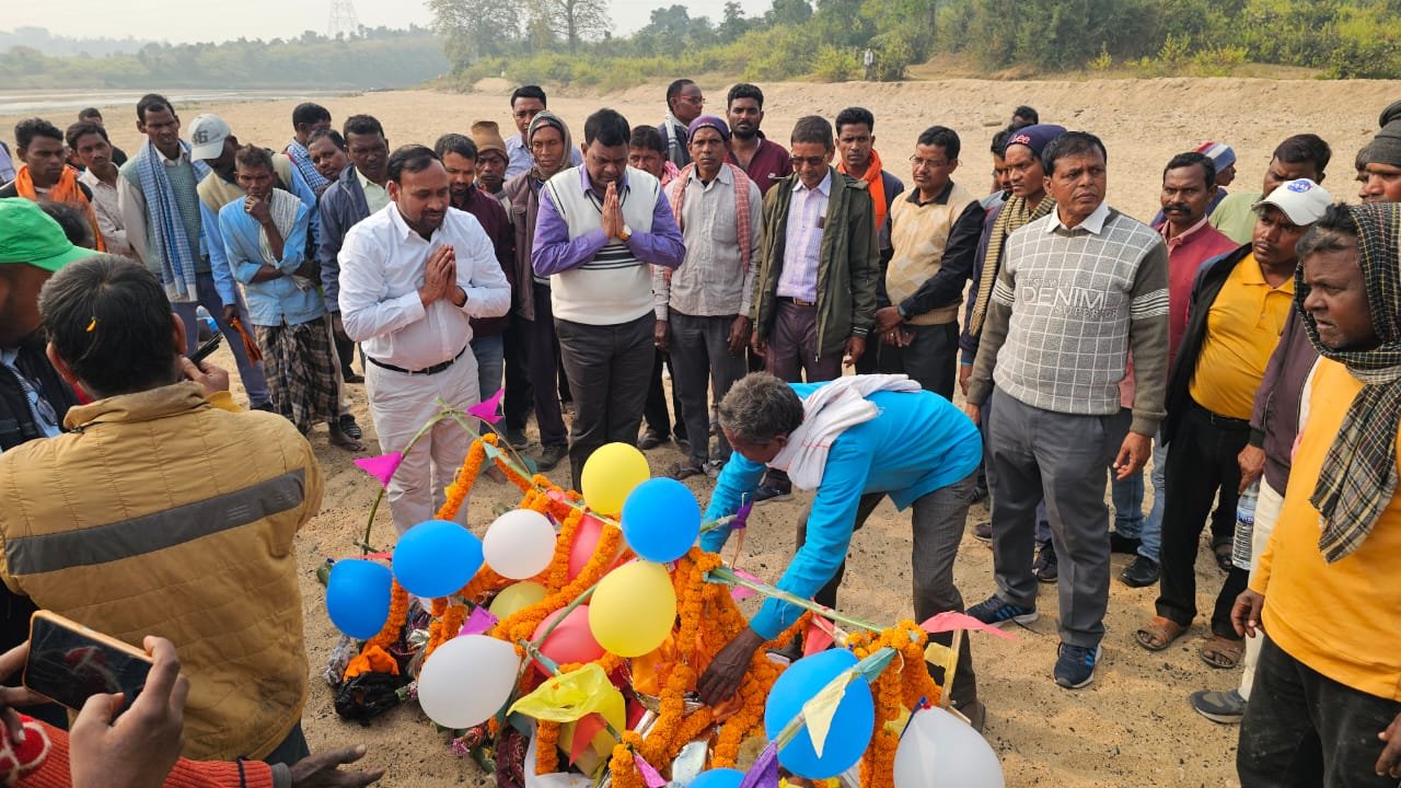 कामरेड श्याम सुंदर महतो को अंतिम सलाम, नम आंखों से दी गई विदाई कामरेड श्याम सुंदर महतो को अंतिम सलाम, नम आंखों से दी गई विदाई
