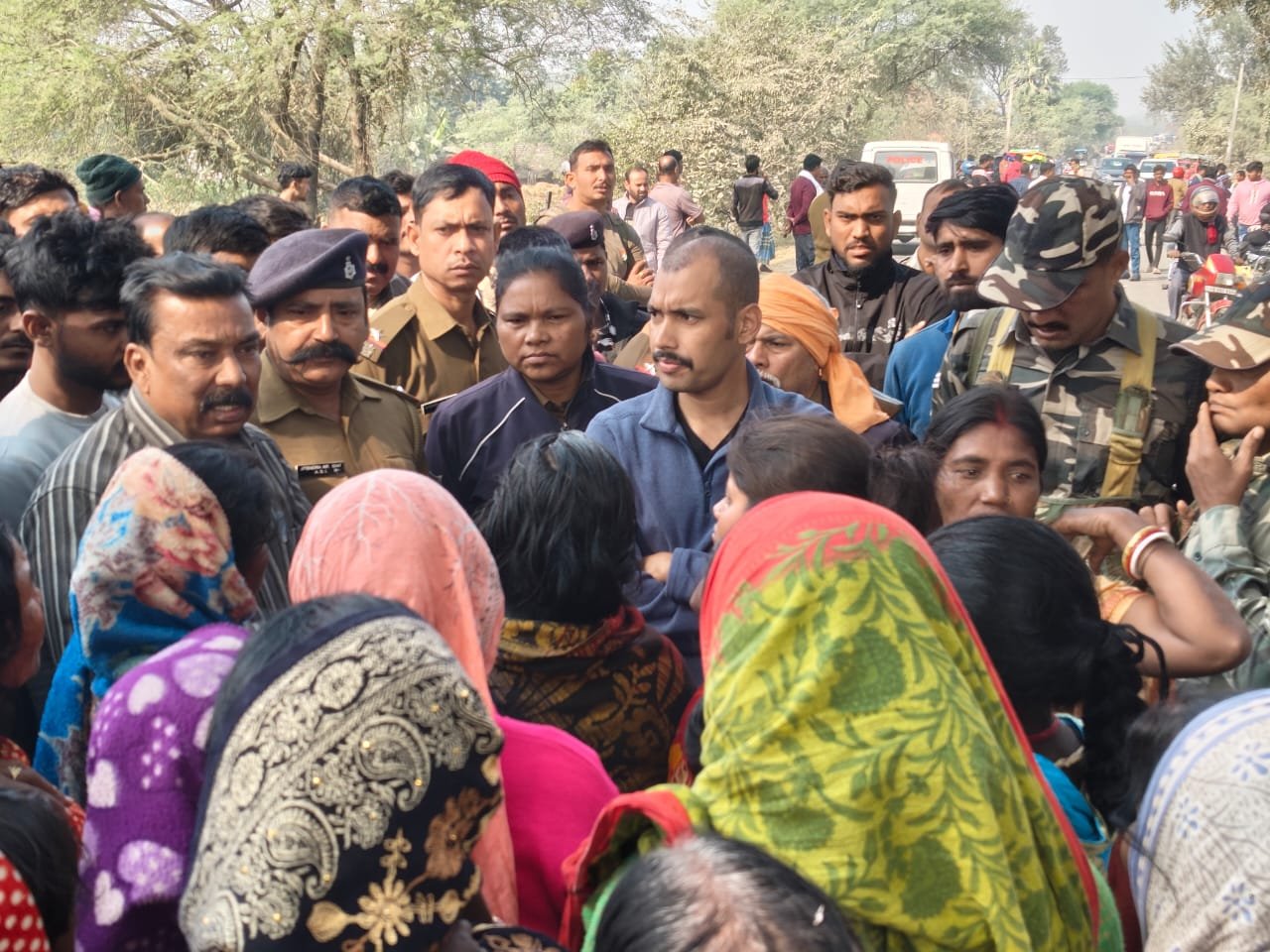 बरहड़वा:फरक्का मार्ग पर दर्दनाक सड़क हादसा,10वर्षीय बालक की मौत;ग्रामीणों ने सड़क जाम किया बरहड़वा:फरक्का मार्ग पर दर्दनाक सड़क हादसा,10वर्षीय बालक की मौत;ग्रामीणों ने सड़क जाम किया