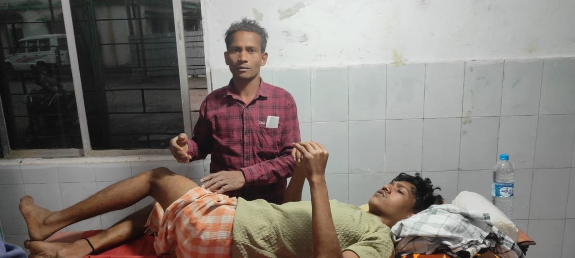 निर्माण कार्य के दौरान छत से गिरा मजदूर, गंभीर रूप से घायल