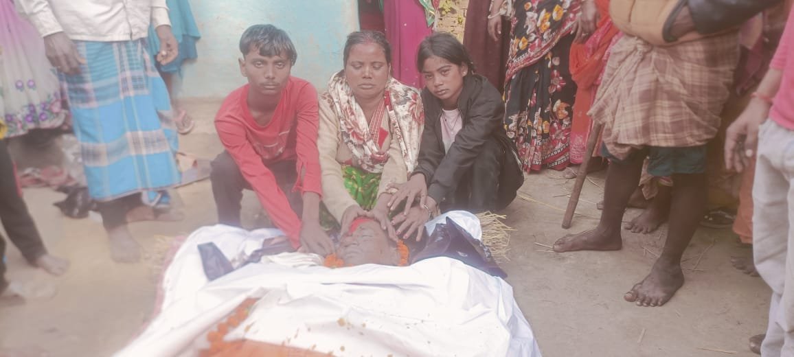 ओडिशा सड़क हादसे में बरहरवा के ट्रक चालक की मौत,गांव में पसरा मातम ओडिशा सड़क हादसे में बरहरवा के ट्रक चालक की मौत,गांव में पसरा मातम
