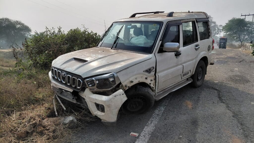 एक स्कार्पियो पुल से टकराया कोई हताहत नहीं