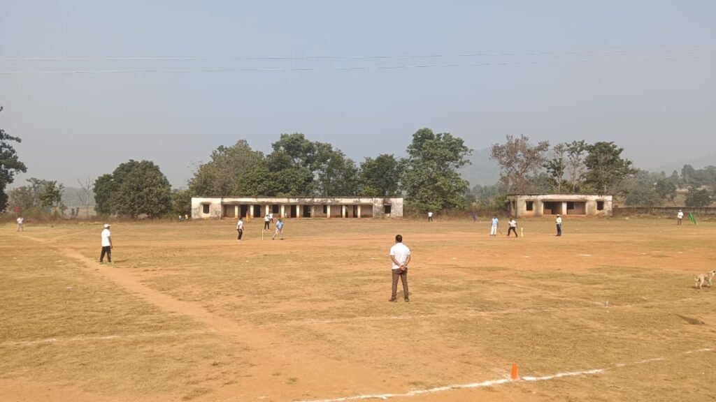 नक्सल प्रभावित गांव में बदली तस्वीर, क्रिकेट के मैदान में उतरे एसपी–डीसी, खेल के जरिए दिया शांति और विश्वास का संदेश नक्सल प्रभावित गांव में बदली तस्वीर, क्रिकेट के मैदान में उतरे एसपी–डीसी, खेल के जरिए दिया शांति और विश्वास का संदेश