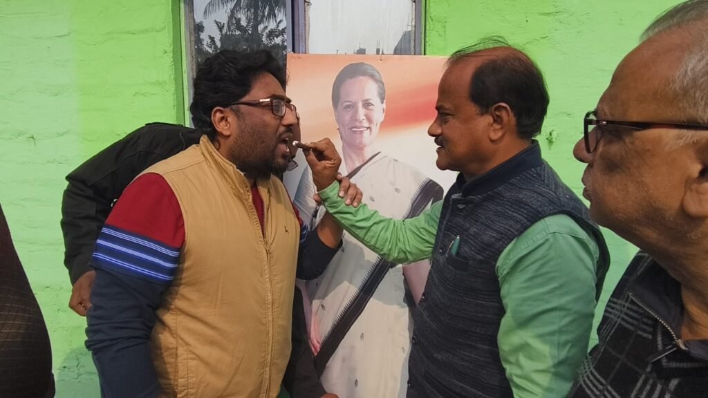 सोनिया गांधी का जन्मदिन बरहड़वा में हर्षोल्लास के साथ मनाया गया,जरूरतमंदों के बीच कंबल वितरण