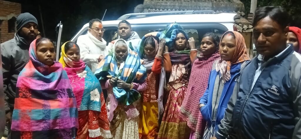पूर्व मंत्री माधवलाल सिंह ने विरहोर परिवारों के बीच बांटे 60 कंबल