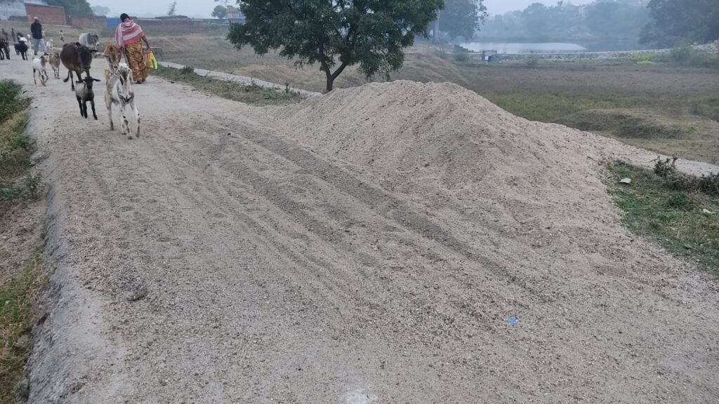 महतो टोला मार्ग पर फैला बालू बना हादसों का कारण,कार्रवाई की उठी मांग महतो टोला मार्ग पर फैला बालू बना हादसों का कारण,कार्रवाई की उठी मांग