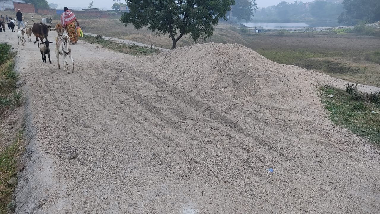 महतो टोला मार्ग पर फैला बालू बना हादसों का कारण,कार्रवाई की उठी मांग