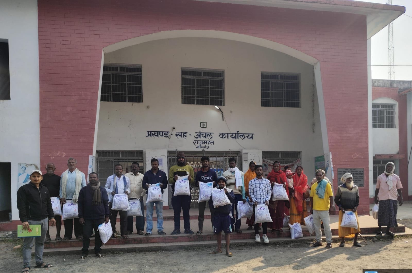 बरहरवा:किसानों को मिली नई उम्मीद: 37 किसानों के बीच आईपीएल-220 उन्नत फसल किस्म के बीज वितरित बरहरवा:किसानों को मिली नई उम्मीद: 37 किसानों के बीच आईपीएल-220 उन्नत फसल किस्म के बीज वितरित