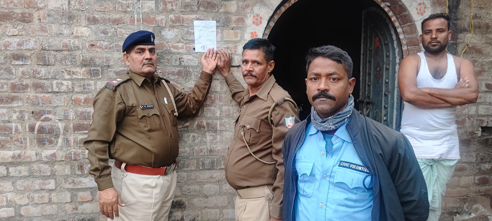 नाबालिग अपहरण मामले में आरोपित के घर चस्पा हुआ इश्तेहार:तीनपहाड़ थाना पुलिस की कार्रवाई नाबालिग अपहरण मामले में आरोपित के घर चस्पा हुआ इश्तेहार:तीनपहाड़ थाना पुलिस की कार्रवाई