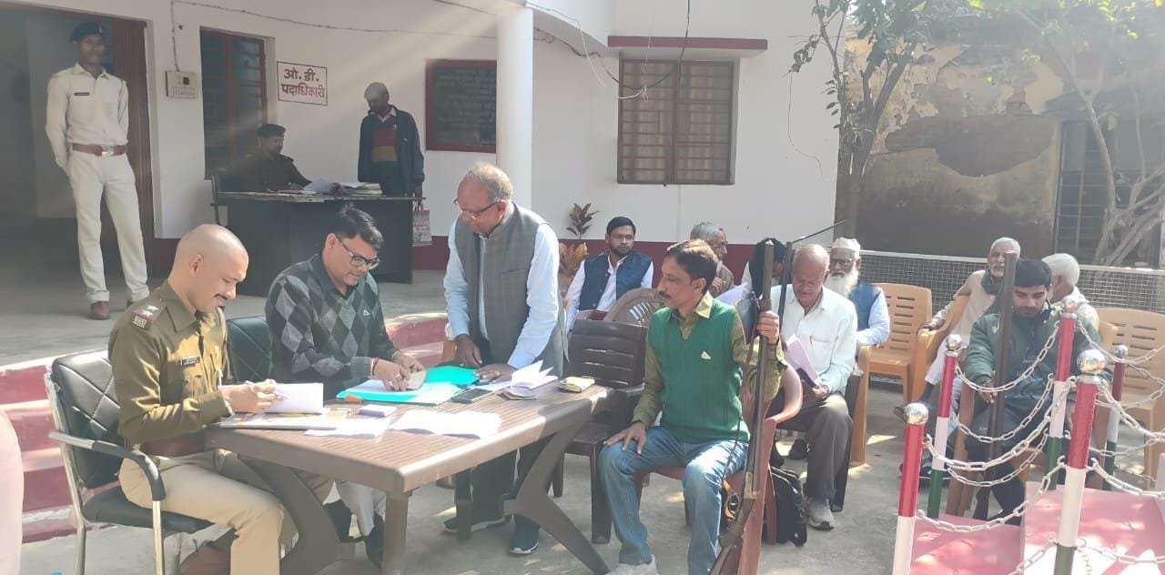 बरहरवा थाना परिसर में लाइसेंसी हथियारों का भौतिक सत्यापन बरहरवा थाना परिसर में लाइसेंसी हथियारों का भौतिक सत्यापन