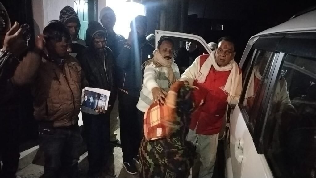 पूर्व मंत्री माधव लाल सिंह ने निजी मद से बांटे कंबल,जरूरतमंदों को मिली राहत