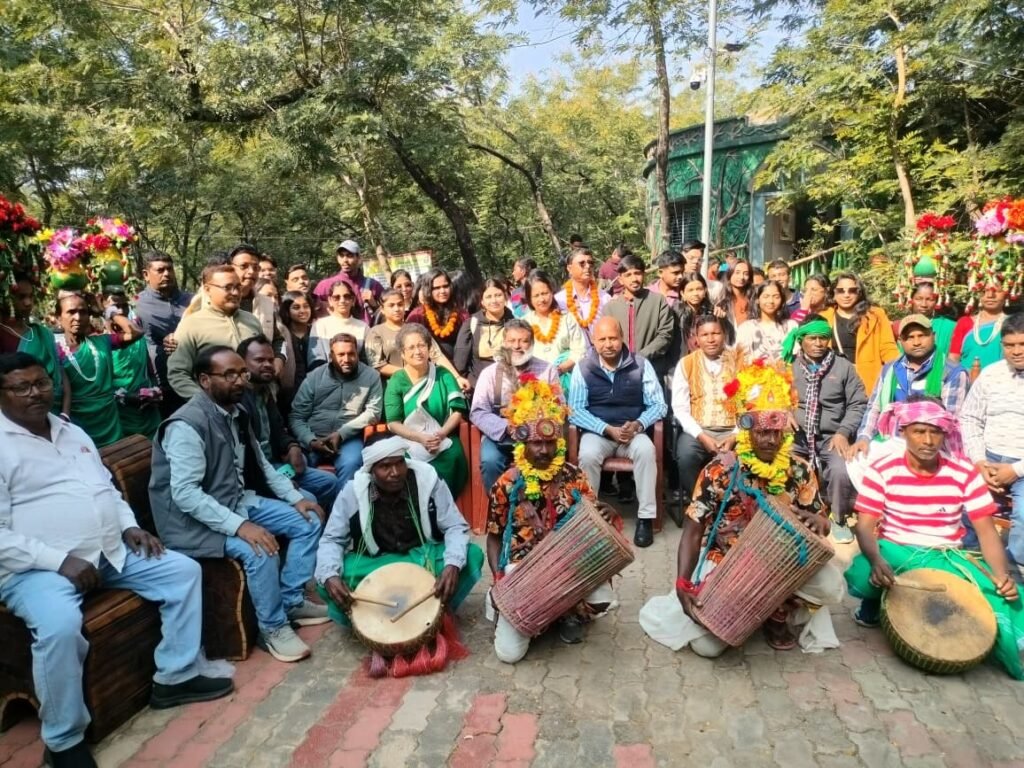 सिलीगुड़ी नार्थ ईस्ट से शैक्षणिक भ्रमण पर पर्यटक पहुंचे उधवा झील