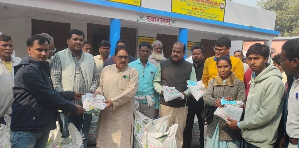 बरहड़वा:आत्मा कार्यालय में रबी फसल हेतु किसानों को बीज वितरण बरहड़वा:आत्मा कार्यालय में रबी फसल हेतु किसानों को बीज वितरण