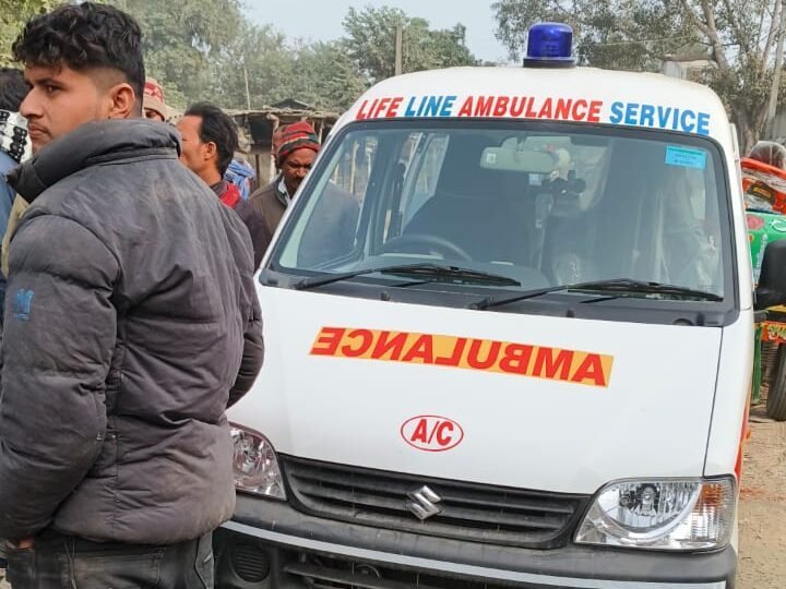 तेज रफ्तार ओवरलोड ट्रैक्टर ने एंबुलेंस को मारी टक्कर, बड़ा हादसा टला तेज रफ्तार ओवरलोड ट्रैक्टर ने एंबुलेंस को मारी टक्कर, बड़ा हादसा टला