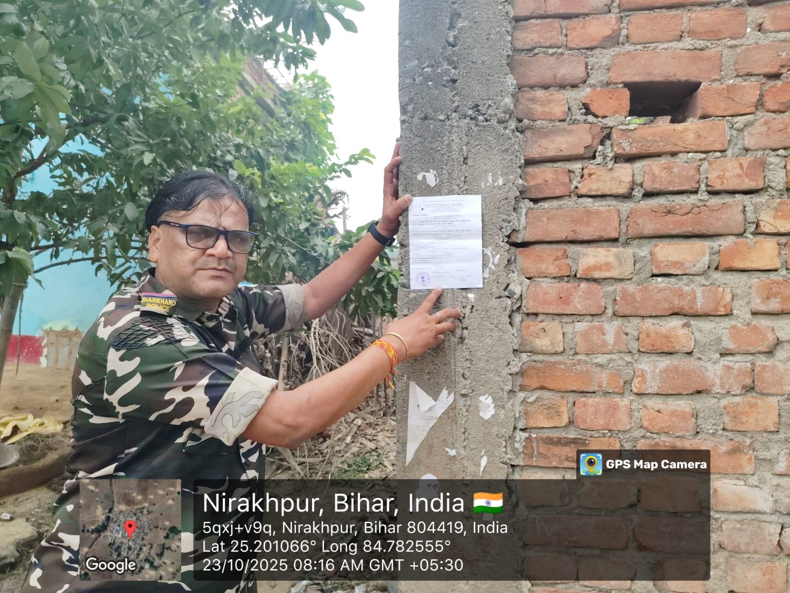 दो इनामी नक्सलियों के घर चिपका न्यायालयीय इश्तेहार,लातेहार पुलिस का बड़ा अभियान तेज दो इनामी नक्सलियों के घर चिपका न्यायालयीय इश्तेहार,लातेहार पुलिस का बड़ा अभियान तेज