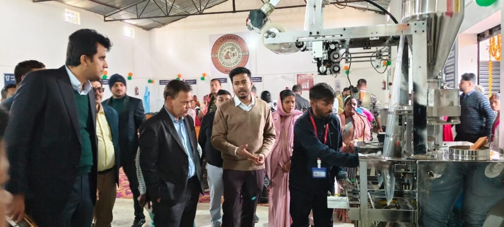 एडिशनल सेक्रेटरी रविन्द्र कुमार अग्रवाल का महुआडांड़ दौरा,आकांक्षी प्रखंड कार्यक्रम की प्रगति की समीक्षा
