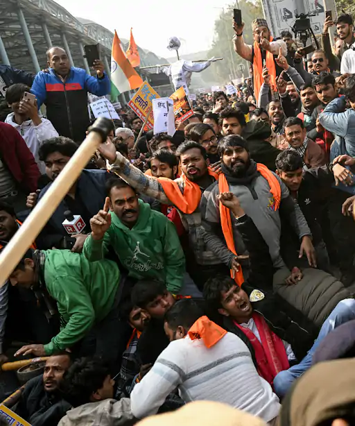 बांग्लादेश में हिंदू युवक की हत्या के विरोध में देशभर में प्रदर्शन,पश्चिम बंगाल में लाठीचार्ज