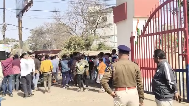 स्कूल बस की चपेट में आने से युवक की मौत, आक्रोशित लोगों ने किया सड़क जाम