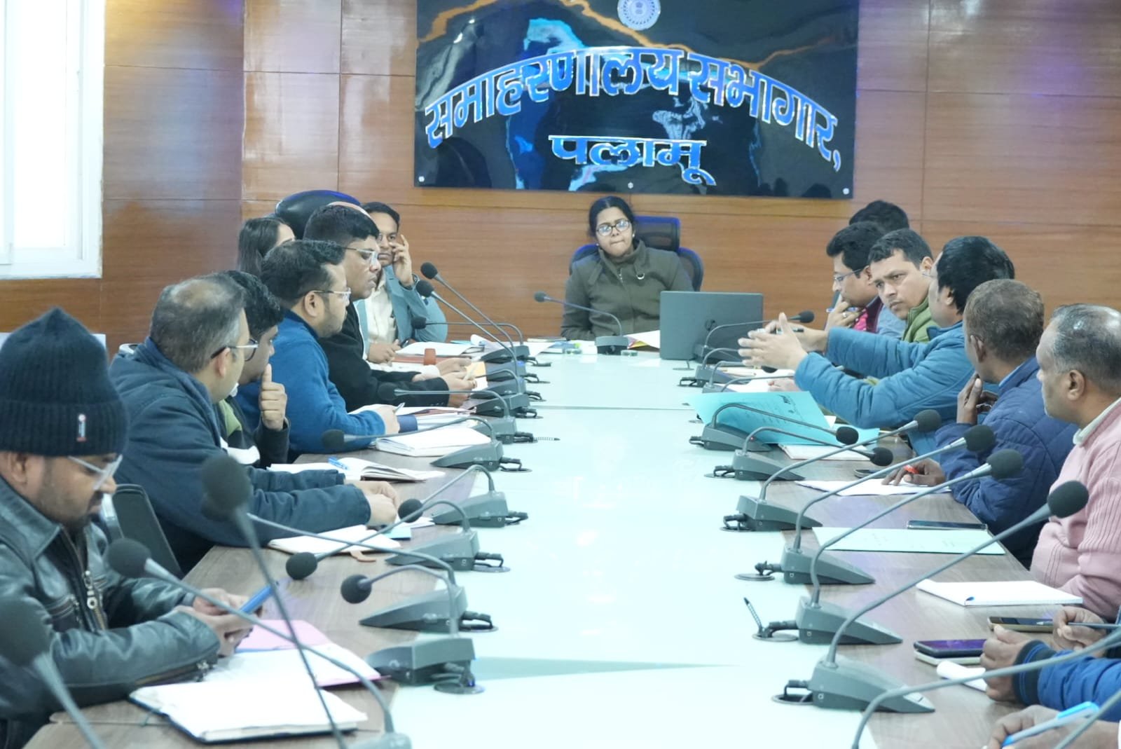 नगरपालिका चुनाव:डीसी ने संबंधित पदाधिकारियों संग चुनाव के तैयारियों को लेकर बैठक की