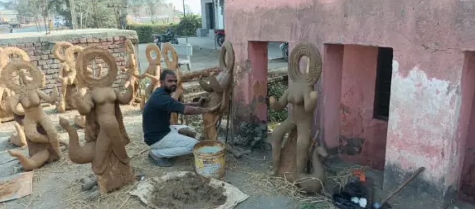 सरस्वती पूजा को लेकर पलामू में उत्साह, कारीगरों के हाथों आकार ले रहीं मां शारदे की प्रतिमाएं