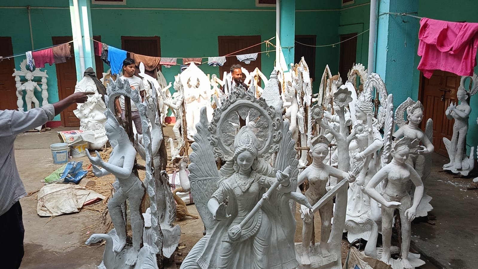 सरस्वती पूजा की तैयारी जोरों पर: पड़वा में दो महीने पहले से बन रही हैं माँ सरस्वती की प्रतिमाएँ सरस्वती पूजा की तैयारी जोरों पर: पड़वा में दो महीने पहले से बन रही हैं माँ सरस्वती की प्रतिमाएँ