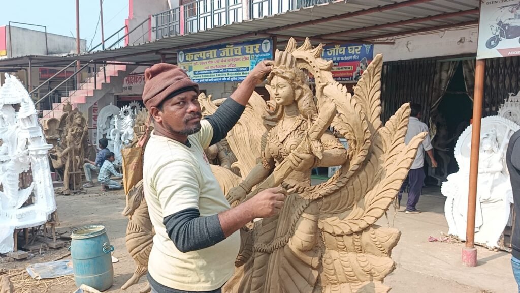 सरस्वती पूजा की तैयारी जोरों पर: पड़वा में दो महीने पहले से बन रही हैं माँ सरस्वती की प्रतिमाएँ सरस्वती पूजा की तैयारी जोरों पर: पड़वा में दो महीने पहले से बन रही हैं माँ सरस्वती की प्रतिमाएँ