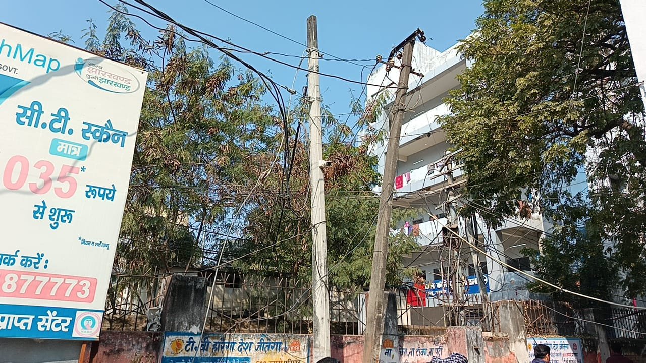 सदर अस्पताल में लटकता बिजली का तार बना खतरा, मरीजों की जान पर मंडरा रहा संकट सदर अस्पताल में लटकता बिजली का तार बना खतरा, मरीजों की जान पर मंडरा रहा संकट