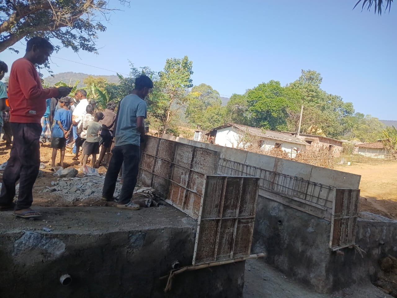 सलगी अंबाटोली गांव स्थित नदी में बन रहे पुल निर्माण का ग्रामीणों ने किया विरोध, निर्माण कार्य बंद