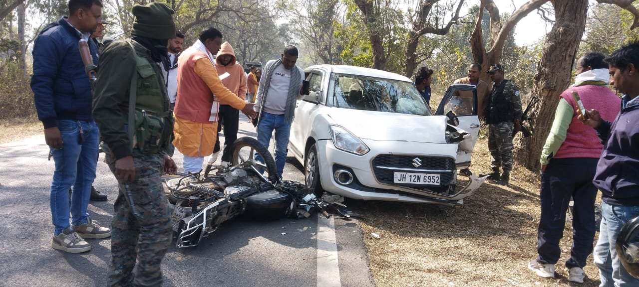 Palamu:तेज रफ्तार बाइक–कार की भिड़ंत, बाइक चालक गंभीर