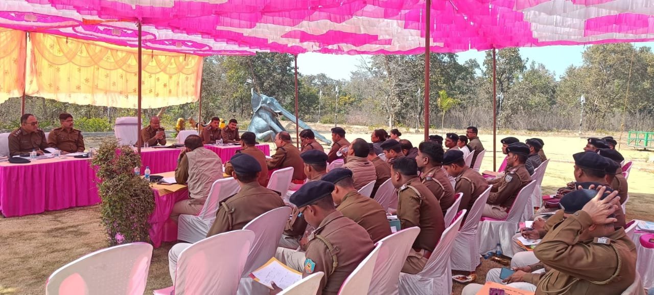 गढ़वा में एसपी अमन कुमार की अध्यक्षता में मासिक अपराध गोष्ठी आयोजित, चोरी रोकथाम, चुनाव तैयारी और लंबित मामलों के निष्पादन पर विशेष जोर गढ़वा में एसपी अमन कुमार की अध्यक्षता में मासिक अपराध गोष्ठी आयोजित, चोरी रोकथाम, चुनाव तैयारी और लंबित मामलों के निष्पादन पर विशेष जोर