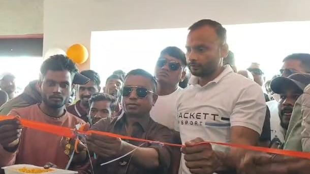 पलामू:मुख्य अतिथि आयुष तिर्की एवं गौतम सिंह उर्फ डब्लू सिंह ने आरोग्य अमृततुल्य चाय स्टॉल का फीता काटकर किया शुभारंभ