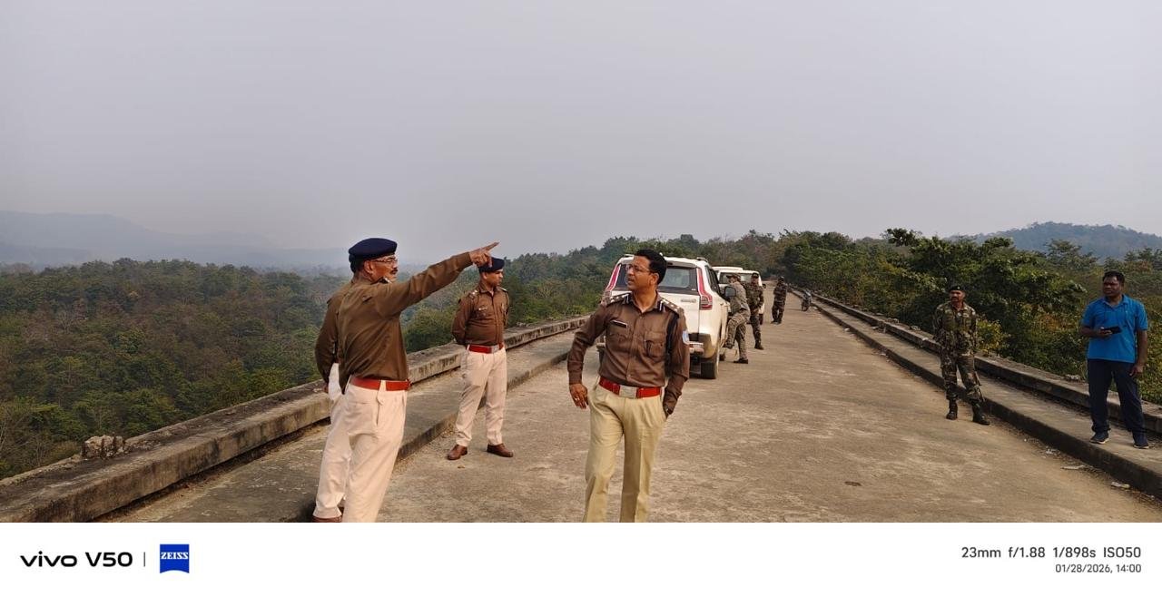 बरवाडीह पहुंचे पलामू क्षेत्र के डीआईजी किशोर कौशल, डीएसपी कार्यालय व मंडल डैम का किया निरीक्षण
