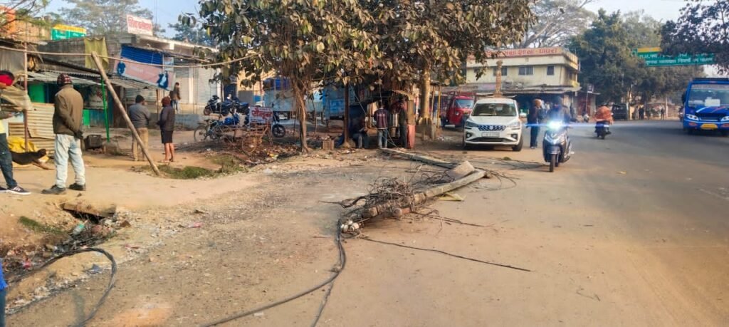 बॉक्साइट ट्रक ने बिजली पोल में मारी जोरदार टक्कर, दो पोल हुआ नुकसान