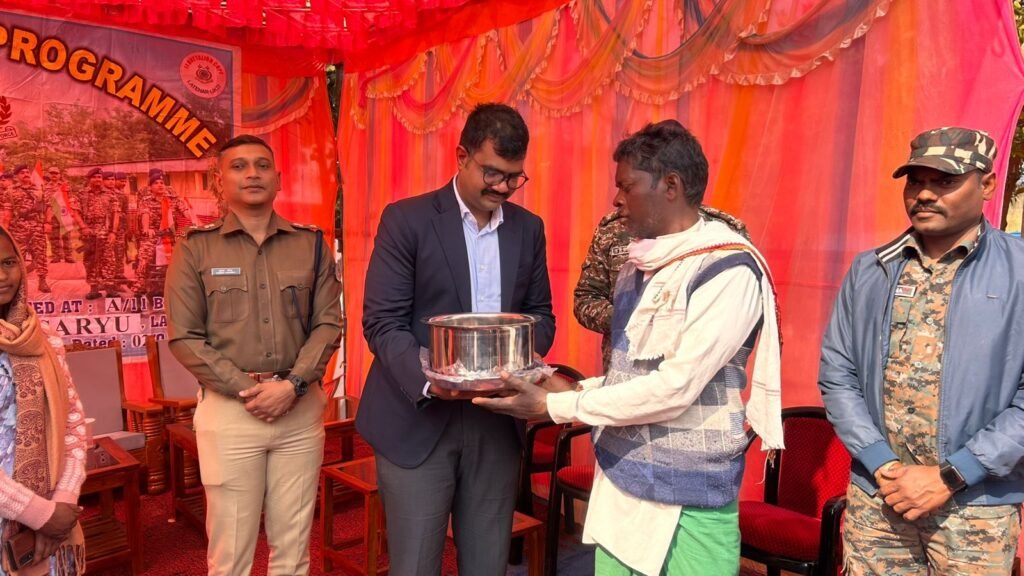 नक्सल प्रभावित क्षेत्रों में विश्वास बहाली को लेकर सरयू में सिविक एक्शन कार्यक्रम, डीसी-एसपी ने ग्रामीणों को किया जागरूक