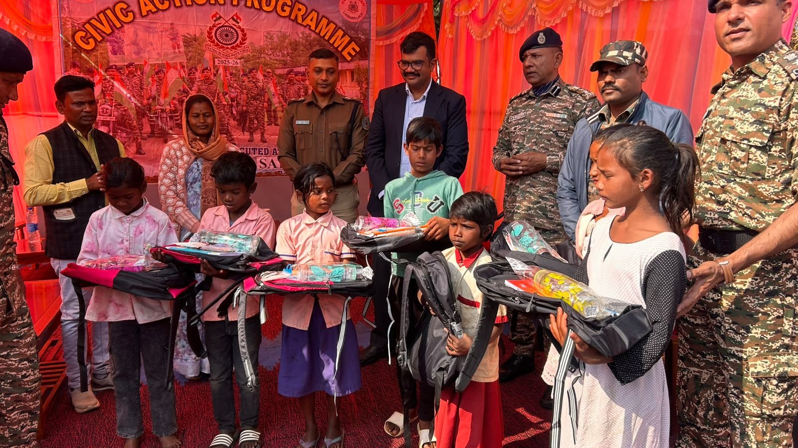 नक्सल प्रभावित क्षेत्रों में विश्वास बहाली को लेकर सरयू में सिविक एक्शन कार्यक्रम, डीसी-एसपी ने ग्रामीणों को किया जागरूक नक्सल प्रभावित क्षेत्रों में विश्वास बहाली को लेकर सरयू में सिविक एक्शन कार्यक्रम, डीसी-एसपी ने ग्रामीणों को किया जागरूक