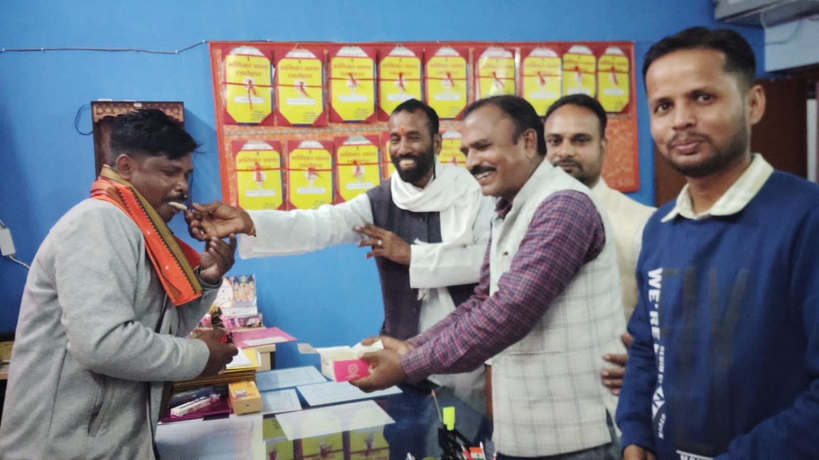सर्वदलीय समिति ने मनिका के नए थाना प्रभारी का किया स्वागत सर्वदलीय समिति ने मनिका के नए थाना प्रभारी का किया स्वागत