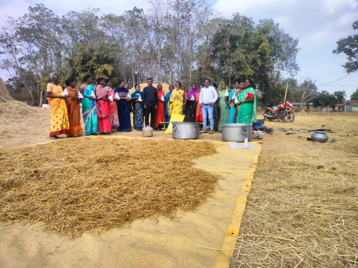 सरांगो गांव में मुखिया ने 22 किसानों के बीच मशरूम बीज का किया वितरण