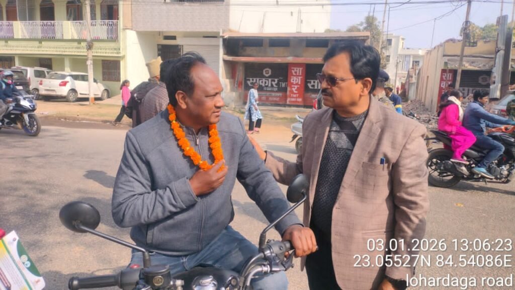 सड़क पर शर्मिंदगी की माला या सुरक्षा का गुलाब: गुमला में परिवहन विभाग ने गांधीगिरी से सिखाया सबक