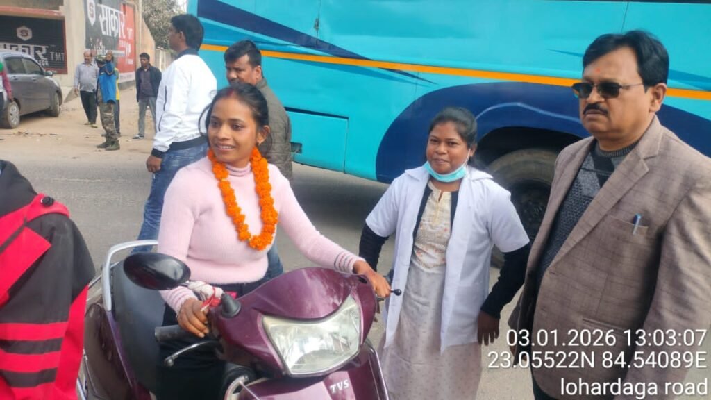 सड़क पर शर्मिंदगी की माला या सुरक्षा का गुलाब: गुमला में परिवहन विभाग ने गांधीगिरी से सिखाया सबक
