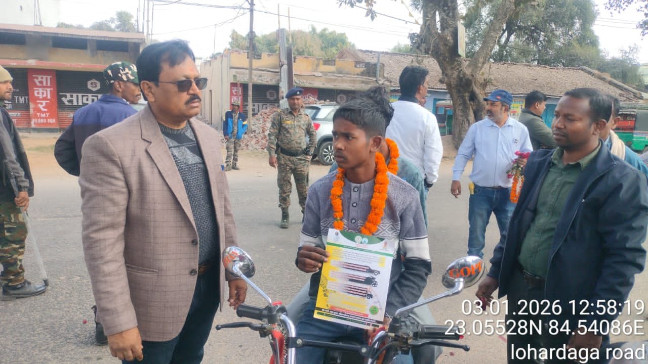 सड़क पर शर्मिंदगी की माला या सुरक्षा का गुलाब: गुमला में परिवहन विभाग ने गांधीगिरी से सिखाया सबक सड़क पर शर्मिंदगी की माला या सुरक्षा का गुलाब: गुमला में परिवहन विभाग ने गांधीगिरी से सिखाया सबक