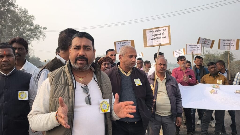 पलामू के बर्खास्त 251 अनुसेवकों की न्याय के लिए पलामू से रांची तक पदयात्रा पलामू के बर्खास्त 251 अनुसेवकों की न्याय के लिए पलामू से रांची तक पदयात्रा