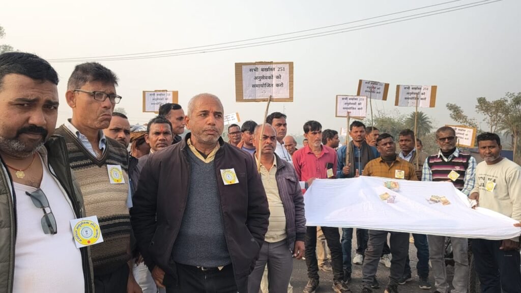 पलामू के बर्खास्त 251 अनुसेवकों की न्याय के लिए पलामू से रांची तक पदयात्रा पलामू के बर्खास्त 251 अनुसेवकों की न्याय के लिए पलामू से रांची तक पदयात्रा