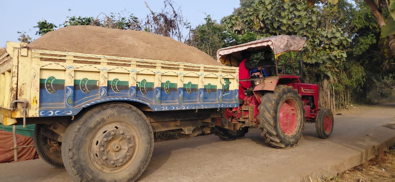 औरंगा नदी से अंधाधुंध अवैध बालू ढुलाई, नदी का अस्तित्व खतरे में औरंगा नदी से अंधाधुंध अवैध बालू ढुलाई, नदी का अस्तित्व खतरे में
