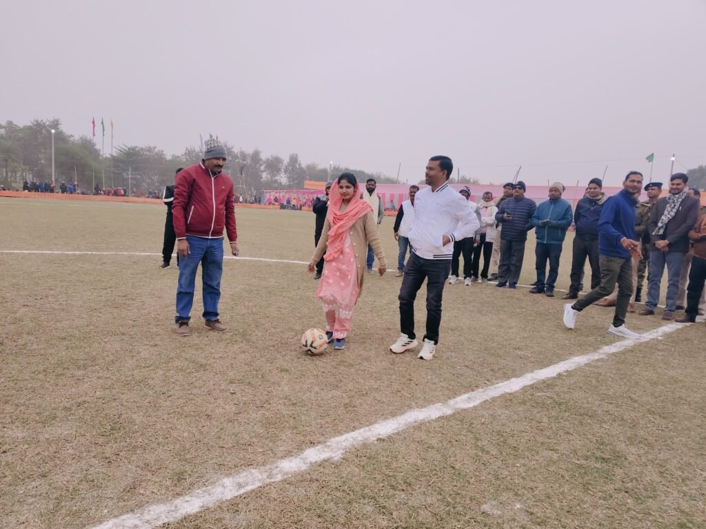 ए डी सी क्लब का तीन दिवसीय फुटबॉल टूर्नामेंट का हुआ शुभारंभ ए डी सी क्लब का तीन दिवसीय फुटबॉल टूर्नामेंट का हुआ शुभारंभ