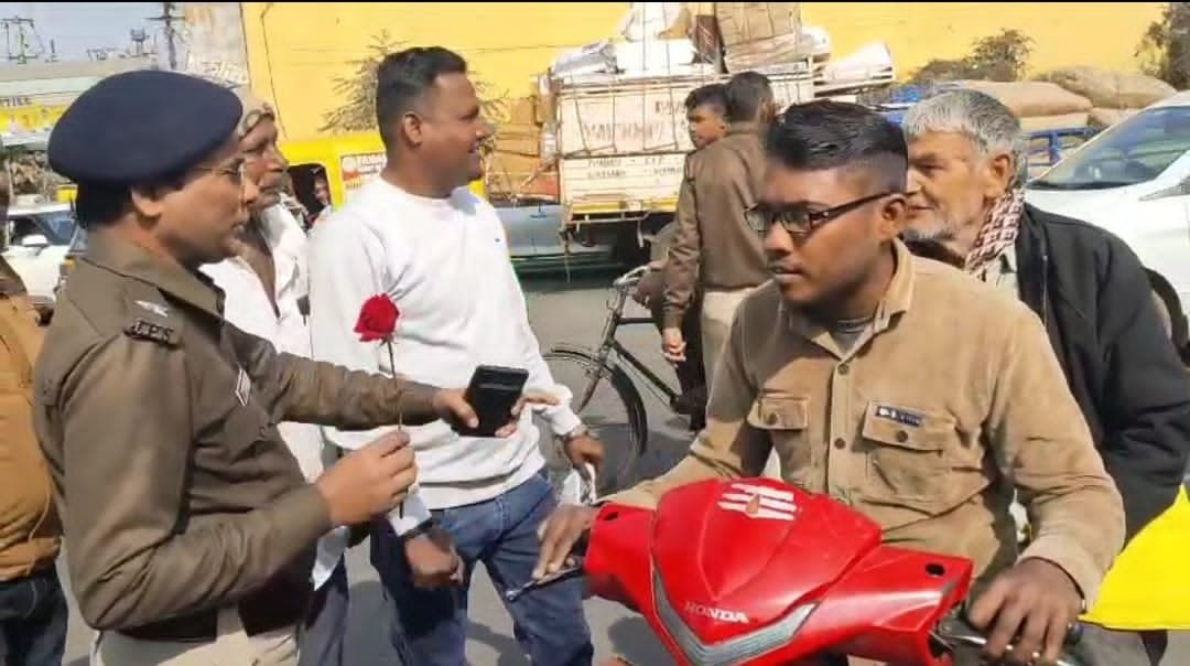 पत्रकार एकता मंच सड़क सुरक्षा के प्रति लोगों को किया जागरूक