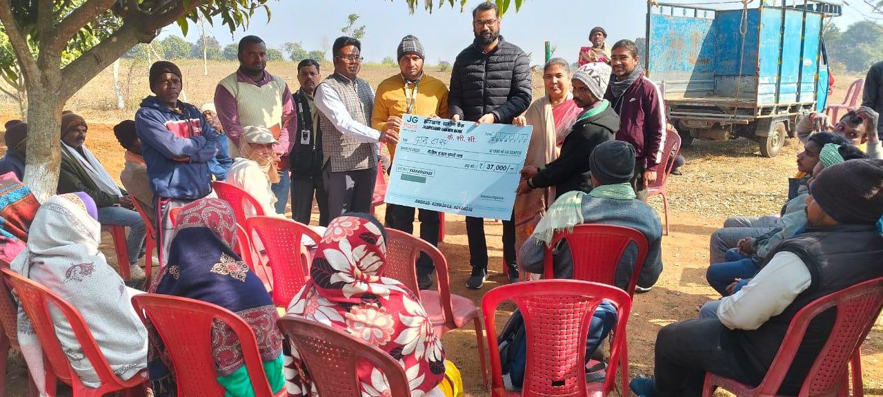 नाबार्ड रांची के वरिष्ठ अधिकारी ने सरैयाहाट में जीवा प्राकृतिक खेती परियोजना का किया निरीक्षण नाबार्ड रांची के वरिष्ठ अधिकारी ने सरैयाहाट में जीवा प्राकृतिक खेती परियोजना का किया निरीक्षण