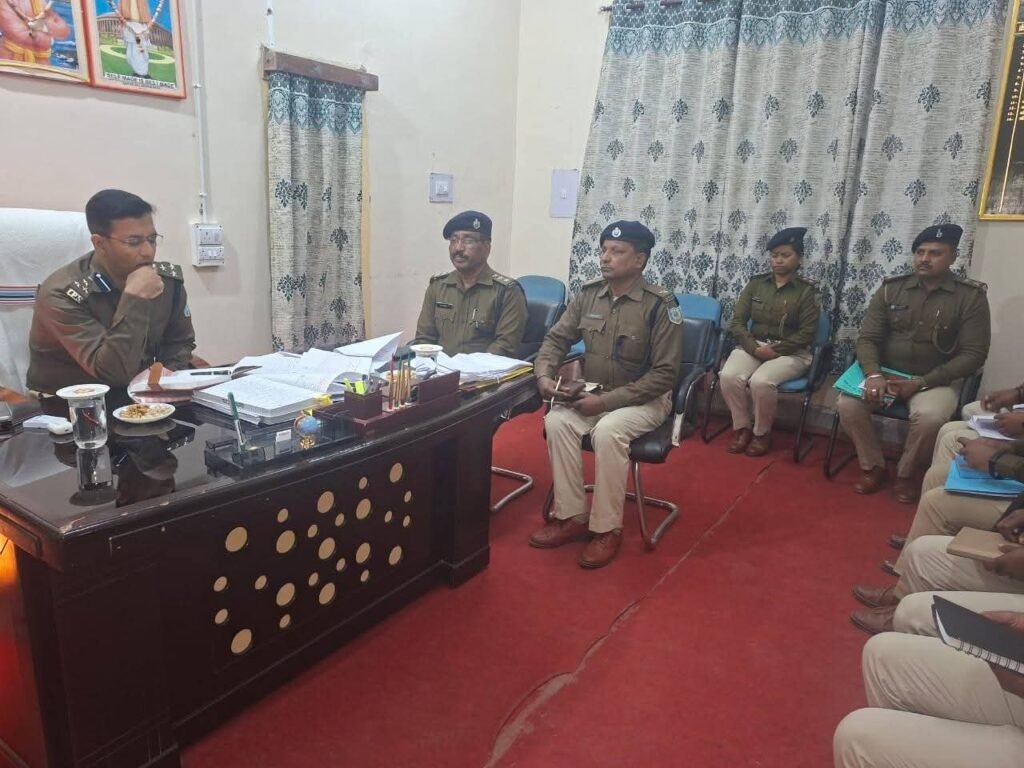 बंशीधर नगर में डीआईजी किशोर कौशल ने पुलिस व्यवस्था और अपराध नियंत्रण की समीक्षा बैठक बंशीधर नगर में डीआईजी किशोर कौशल ने पुलिस व्यवस्था और अपराध नियंत्रण की समीक्षा बैठक