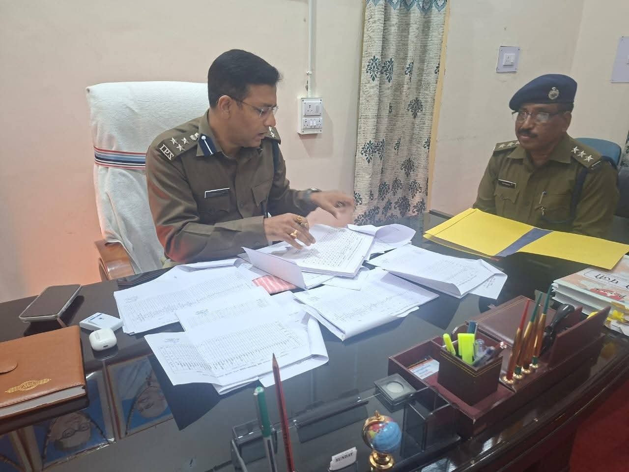 बंशीधर नगर में डीआईजी किशोर कौशल ने पुलिस व्यवस्था और अपराध नियंत्रण की समीक्षा बैठक बंशीधर नगर में डीआईजी किशोर कौशल ने पुलिस व्यवस्था और अपराध नियंत्रण की समीक्षा बैठक